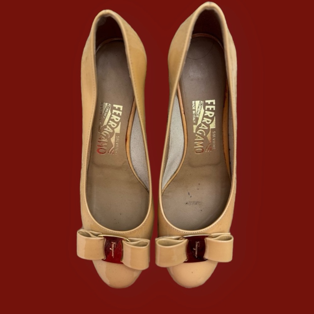 Ferragamo Vara Patent Leather Glossy Pumps in Size 7 - Picture 2 of 4